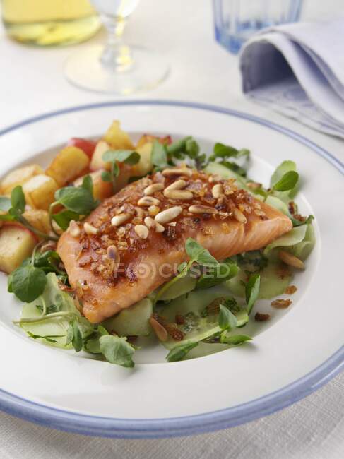 Single serving of smoked salmon tail with sauted potatoes and apples — Stock Photo