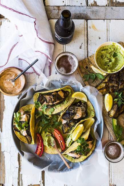 Taco shells with fried aubergines and houmous — Stock Photo