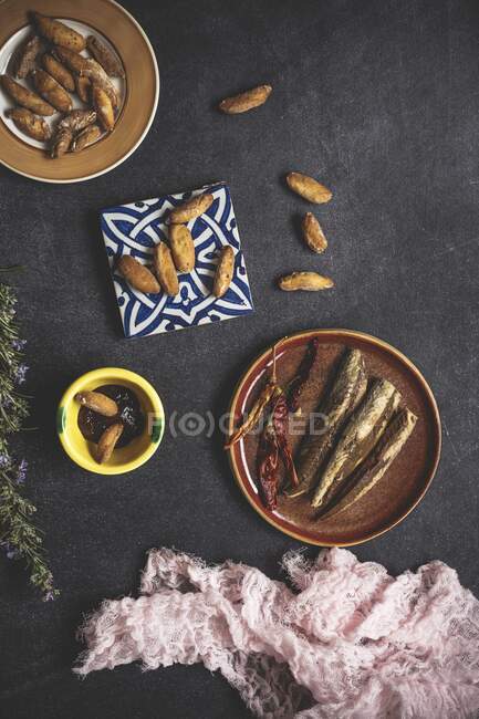 Queso Camembert con palitos de pan y mermelada en mesa vieja con servilleta - foto de stock