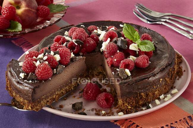 Vegan chocolate cheesecake with berries — Stock Photo