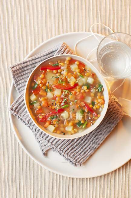 Средиземноморский чечевичный суп с красной чечевицей — стоковое фото