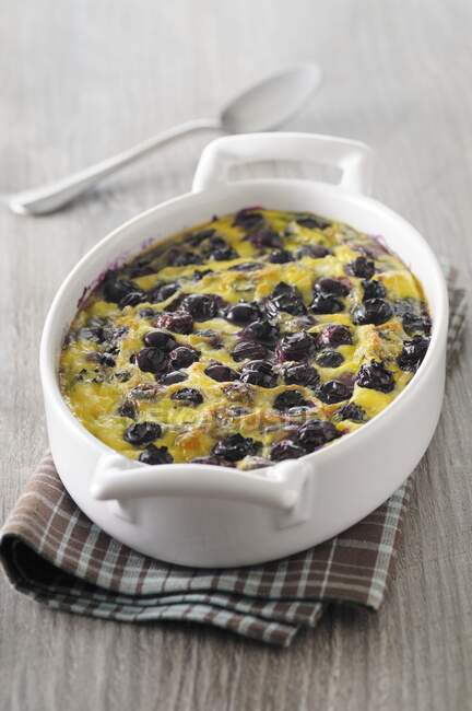 Blueberry gratin in a baking dish — Stock Photo