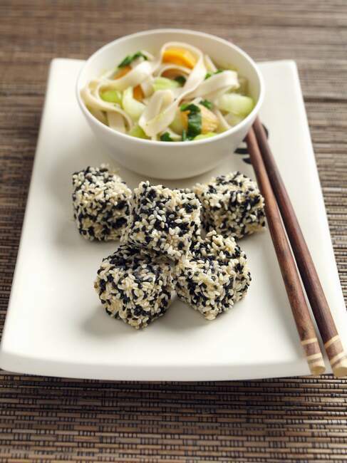 Gebratener Tofu mit schwarzem und weißem Sesam überzogen Reisnudeln rühren gebratenes Gemüse Karotten Schalotten Schalotten Zuckerschoten — Stockfoto