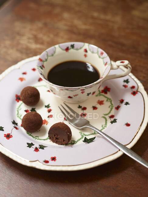 Чашка кави та шоколадних пралінів — стокове фото