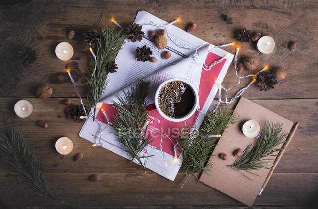 Caffè caldo con decorazioni natalizie — Foto stock