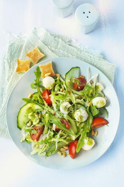 Rocket salad with mozzarella, cucumber and tomato — Stock Photo