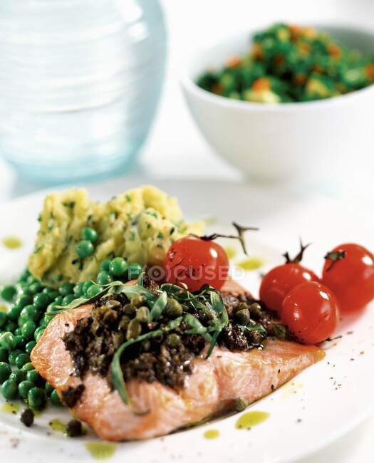 Un piatto di salmone e tapinade di olive da vicino — Foto stock