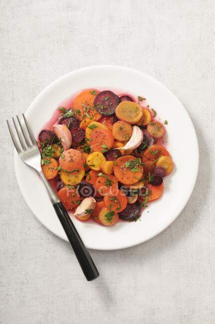Ensalada de zanahoria tricolor con ajo - foto de stock