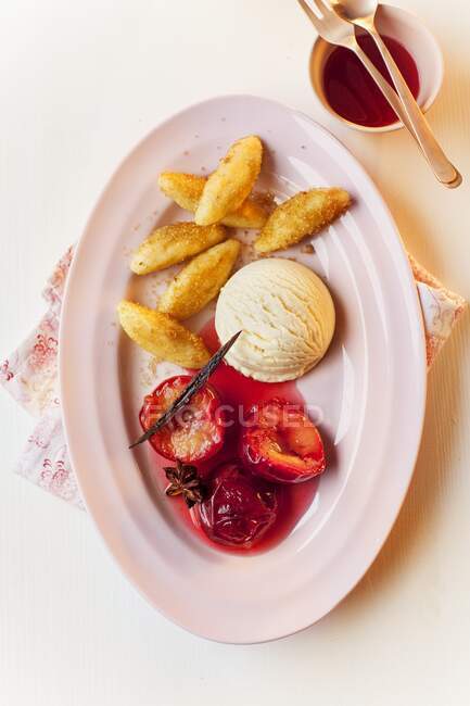 'Schupfnudeln' (finger-shaped potato dumplings) with vanilla ice cream and port-soaked plums — Stock Photo