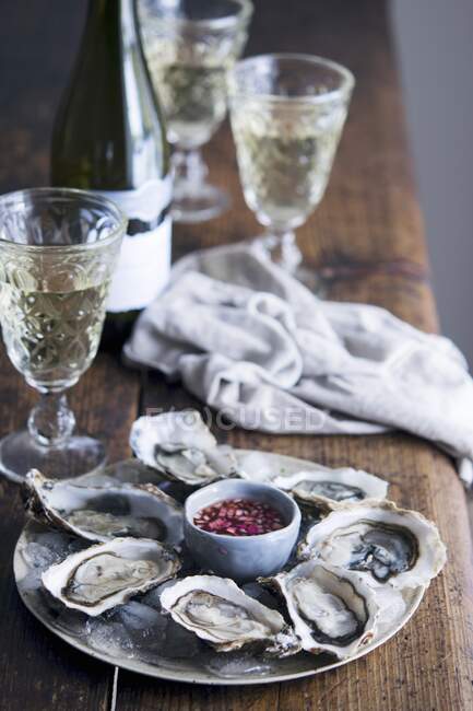 Assiette à huîtres avec sauce Mignonette et vin blanc — Photo de stock