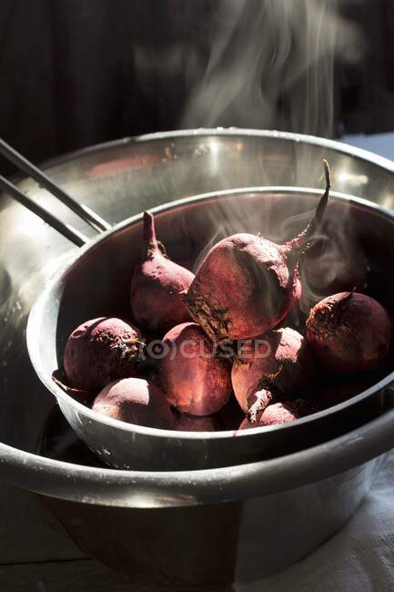 Refroidissement des betteraves fraîchement cuites dans un tamis métallique — Photo de stock