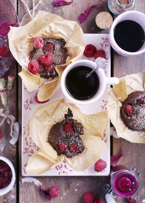 Chocolate Raspberry Muffins with coffee on a pink plate — Stock Photo