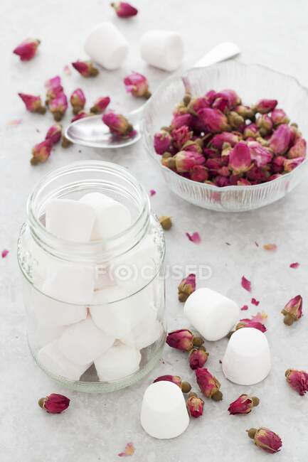 Marshmallows and dried rose flowers — Stock Photo
