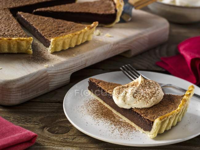 A chocolate tart with cream — Photo de stock
