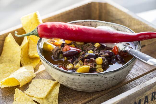 Chilli con carne with tortified chips — стоковое фото