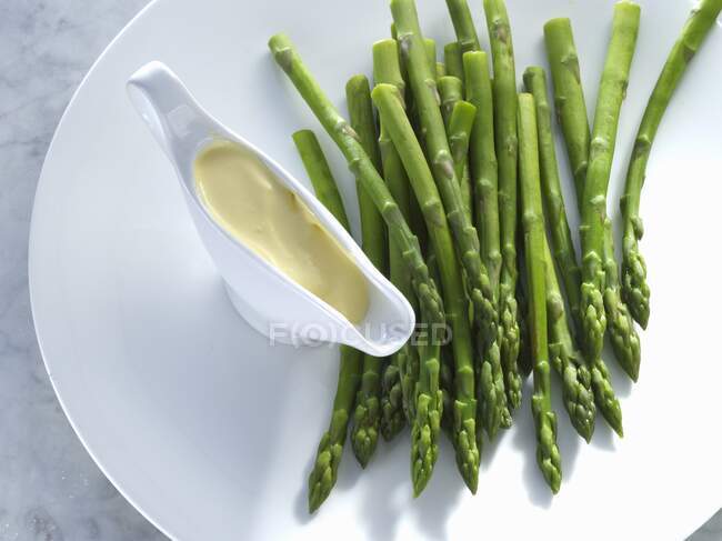 Asparagi verdi con salsa olandese — Foto stock