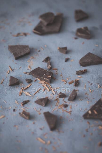 Chocolate pieces on a dark surface — Fotografia de Stock