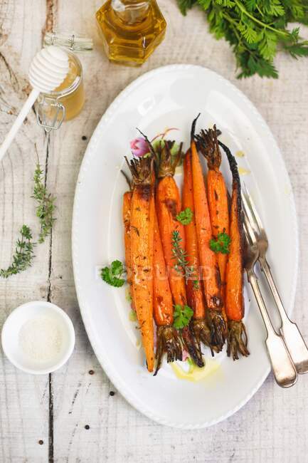 Karamellisierte Karotten mit Honig und Thymian auf Teller serviert — Stockfoto