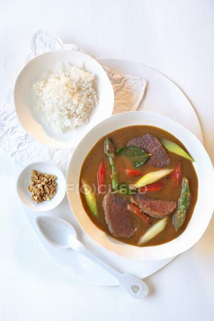 Carne de res con arroz basmati en salsa de coco con cacahuetes (Tailandia) - foto de stock