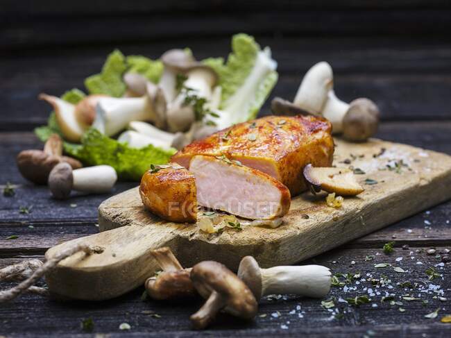 Bife de porco Ribeye com ervas e cogumelos shiitake — Fotografia de Stock
