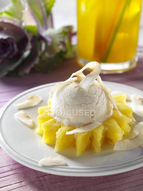 Une cuillère de crème glacée à la noix de coco sur un anneau d'ananas — Photo de stock