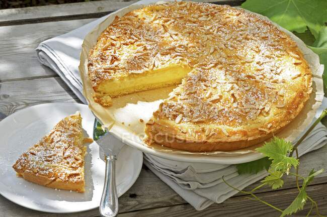 Almond cake with ricotta and vanilla pudding cream, sliced — Stock Photo