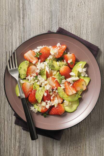 Avocado Salat mit Erdbeeren und Krabbenfleisch — Stockfoto