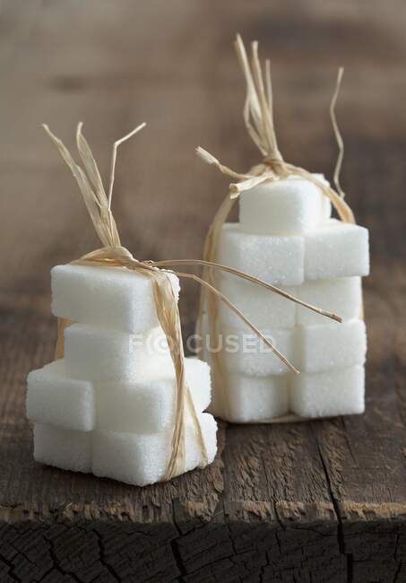Cubes de sucre attachés avec un ruban de raphia — Photo de stock