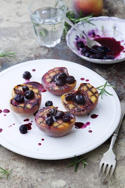 Griddled peaches with a blueberry sauce — Stock Photo