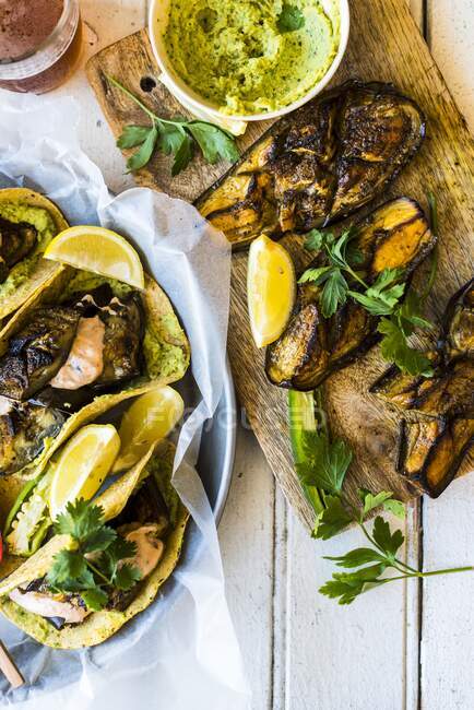 Taco shells with fried aubergines and houmous — Stock Photo