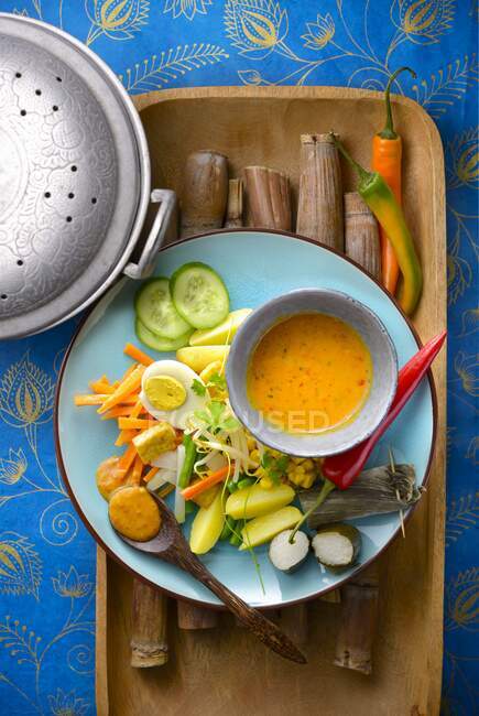 Гадо-Гадо (индонезийский салат с арахисовым соусом) — стоковое фото