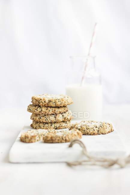 Lemon and chia cookies with cashew nuts and coconut, vegan, sugar free - foto de stock