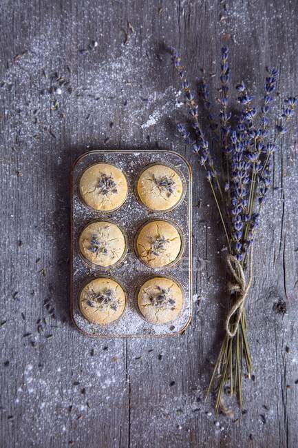 Lavendel-Shortbread-Kekse auf einem alten Holztisch — Stockfoto