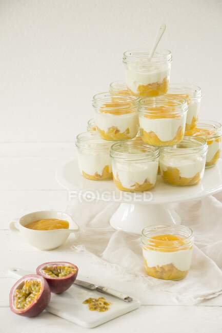 Porzioni di yogurt con salsa al frutto della passione in vasetti — Foto stock