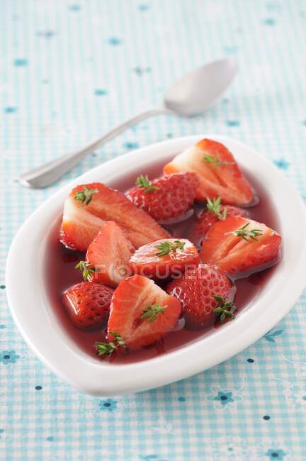 Fresas en vinagre balsámico con tomillo - foto de stock