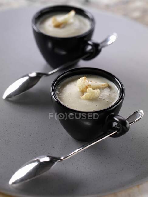 Tassen mit Blumenkohl-Suppe — Stockfoto