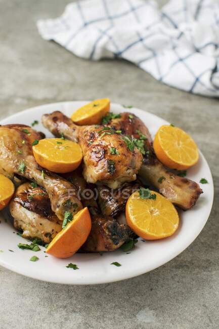 Roasted Chicken Drumsticks with Tangerines — Stock Photo