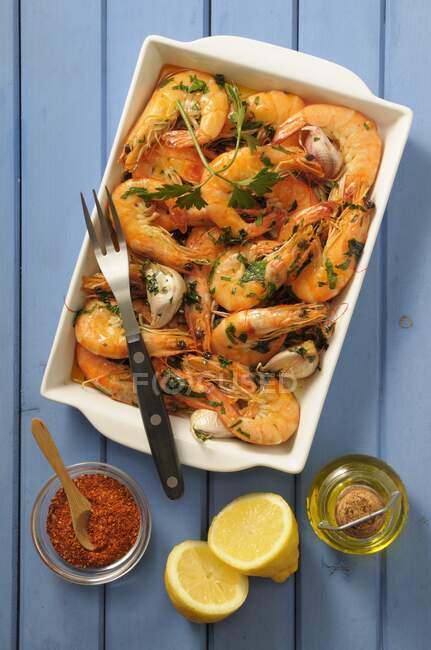 Gamberi con aglio, limone e olio d'oliva — Foto stock