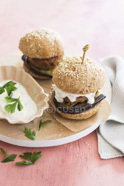 Wholegrain burger with herb sauce — Stock Photo