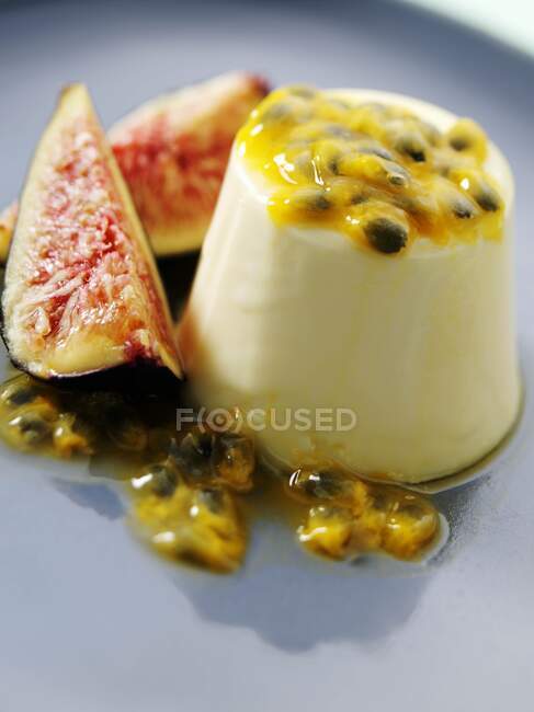 Uma sobremesa de panna cotta vista close-up — Fotografia de Stock