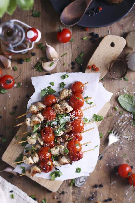 Chicken And Tomato Shish kebabs with herbs — Stock Photo
