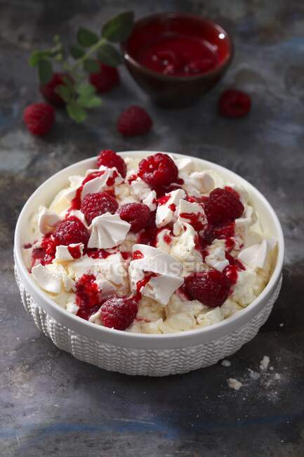 Quick and easy meringue dessert with fresh raspberries in bowl — Stock Photo
