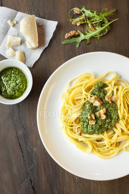 Bavette pasta with rocket pesto and walnuts — Stock Photo