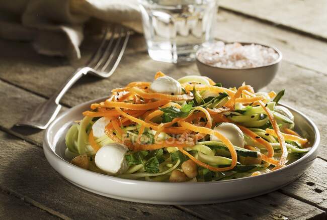 Salada de legumes com cenoura, abobrinhas, grão de bico, mussarela e salsa — Fotografia de Stock