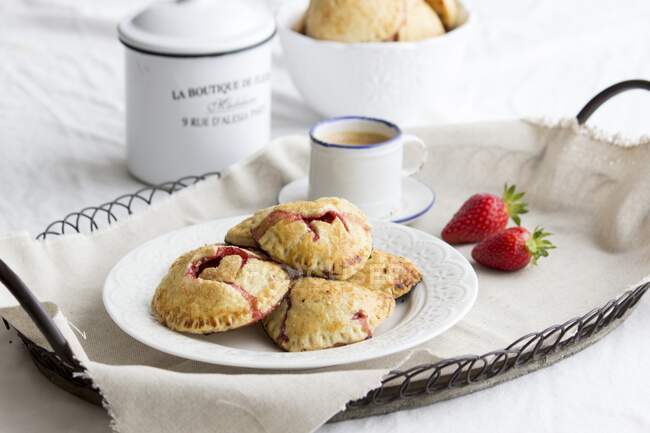 Hand pies (mini pies) with a strawberry filling and heart decorations — Stock Photo