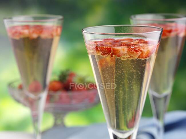 Champagne aux fraises vue rapprochée — Photo de stock
