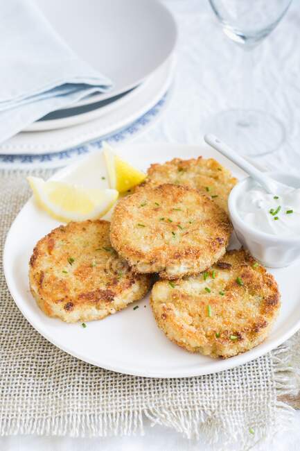 Crab cakes with a yoghurt dip — Stock Photo