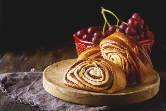 Французский хлеб на деревянном столе — стоковое фото