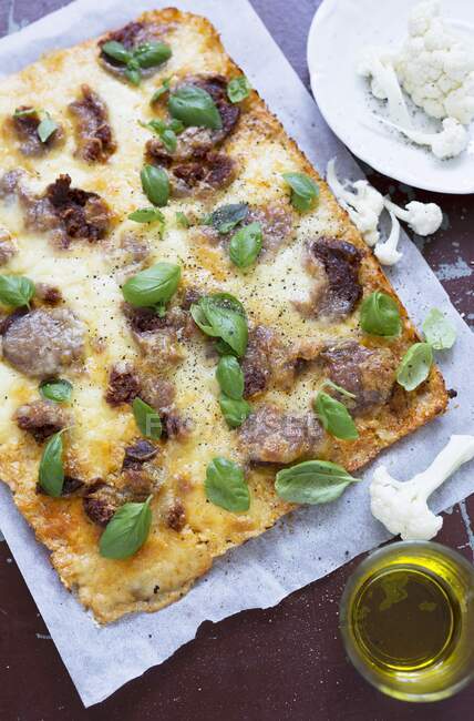 Pizza croccante al cavolfiore con basilico — Foto stock