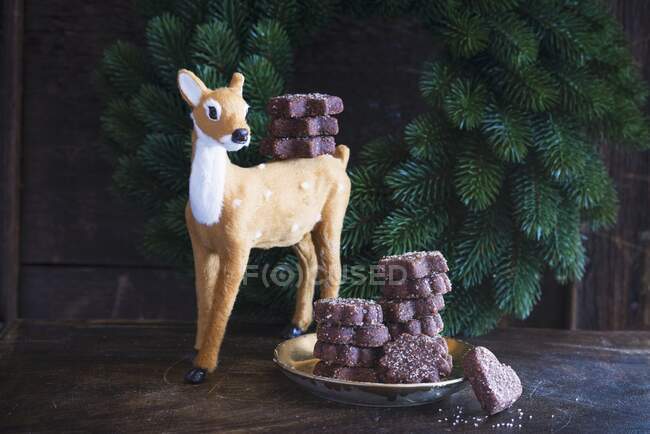 Basler Brunsli. Swiss chocolate and almond spice cookies and Christmas decorations - foto de stock